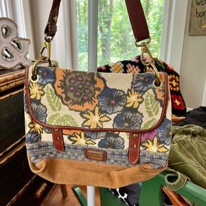 Vintage Fossil Crossbody. So cute and BOHO for summer! In EXCELLENT condition.